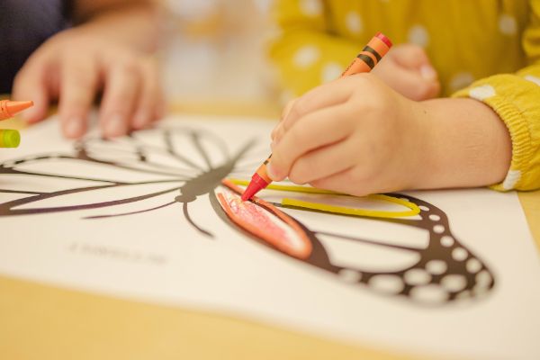 bambino che disegna all'asilo bambino che disegna all'asilo